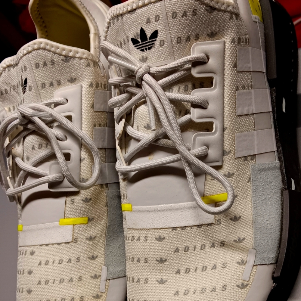 Tennis shoe (addidas)